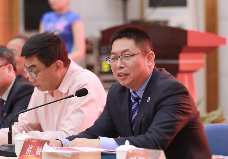 党委书记褚敏在校友会成立大会上讲话.jpg