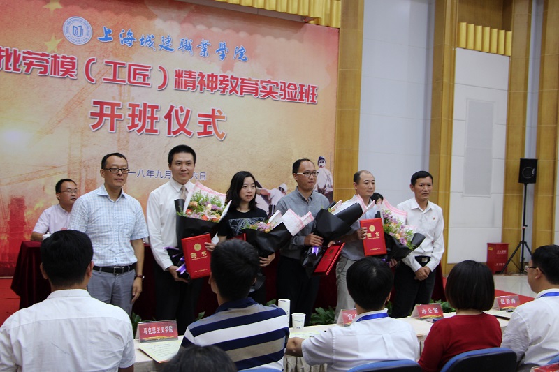 4、宗爱东主任和淦爱品副校长为四位特聘班主任颁发聘书.jpg