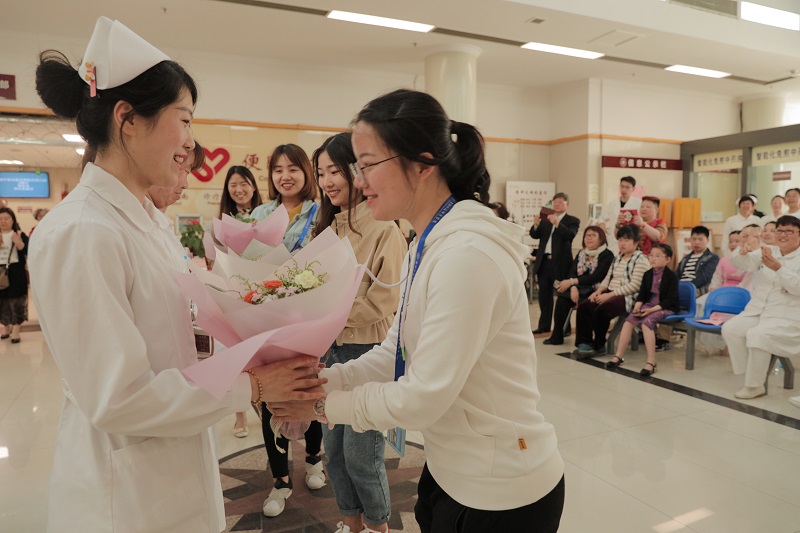 护士节慰问主题党日1.jpg