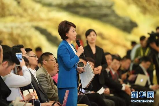 2017年10月17日下午，中国共产党第十九次全国代表大会新闻发言人在人民大会堂三楼金色大厅举行新闻发布会，并回答中外记者提问。图为中央电视台记者提问。新华网 翟子赫 摄