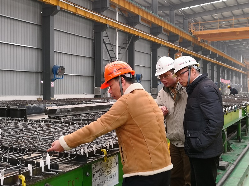 参观上海建工材料公司第一构建长1.jpg