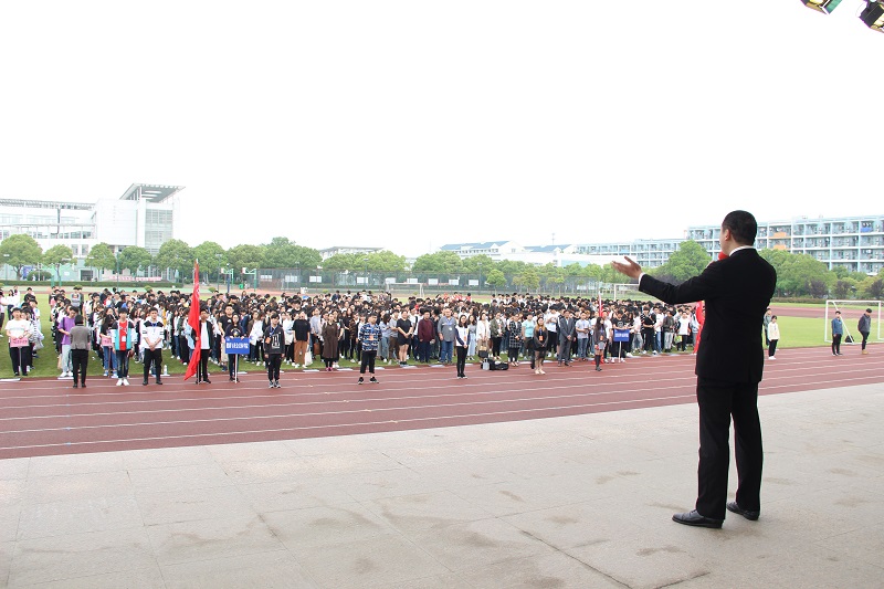 师生们聆听劳模讲话.JPG