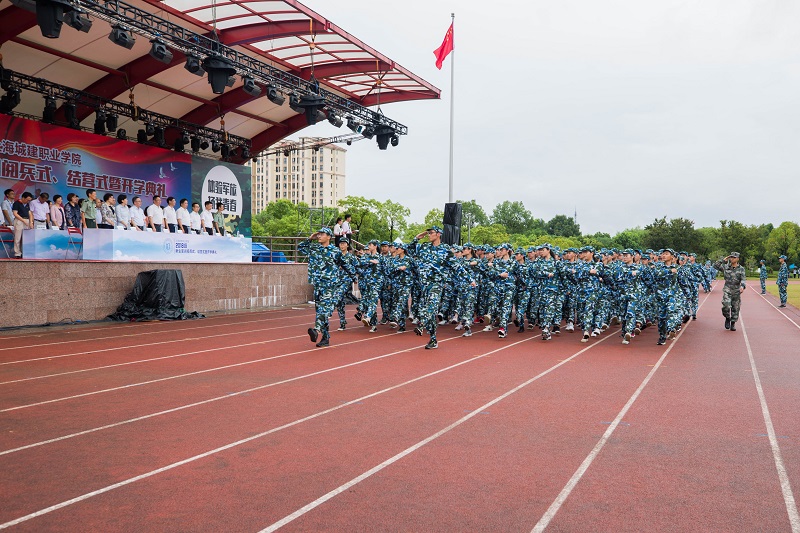 1537338426156615.jpg 军训检阅1.jpg