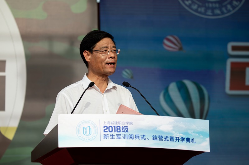 1537338675586719.jpg 检阅 校长.jpg