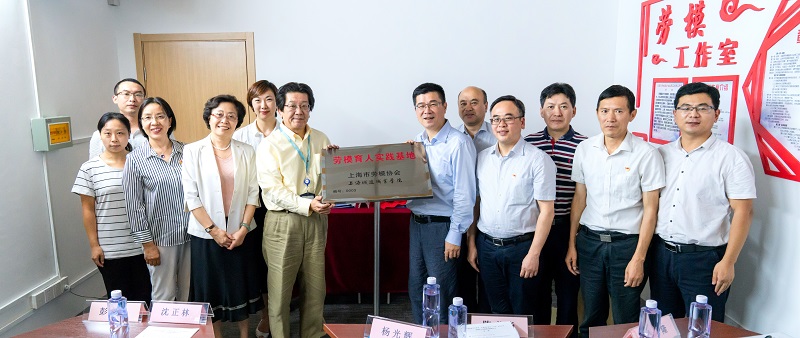 1538191973918461.jpg 参加揭牌仪式的领导和嘉宾会后合影.jpg