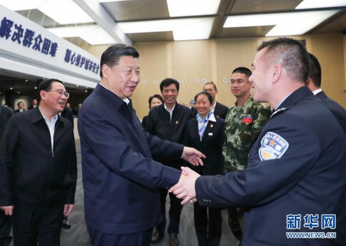 这是习近平在浦东新区城市运行综合管理中心同工作人员亲切握手。 新华社记者 谢环驰 摄