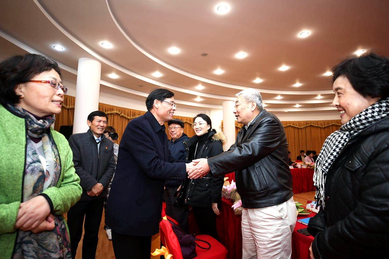 叶银忠校长看望劳模.jpg