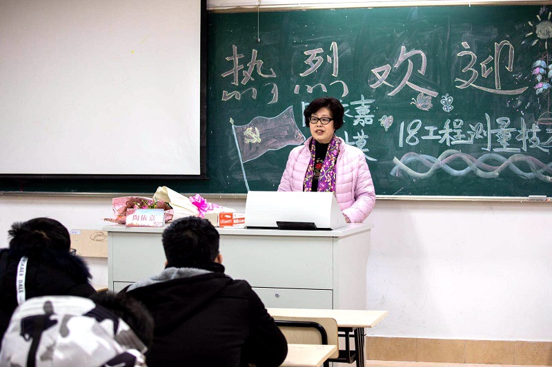 陶依嘉劳模授课.jpg