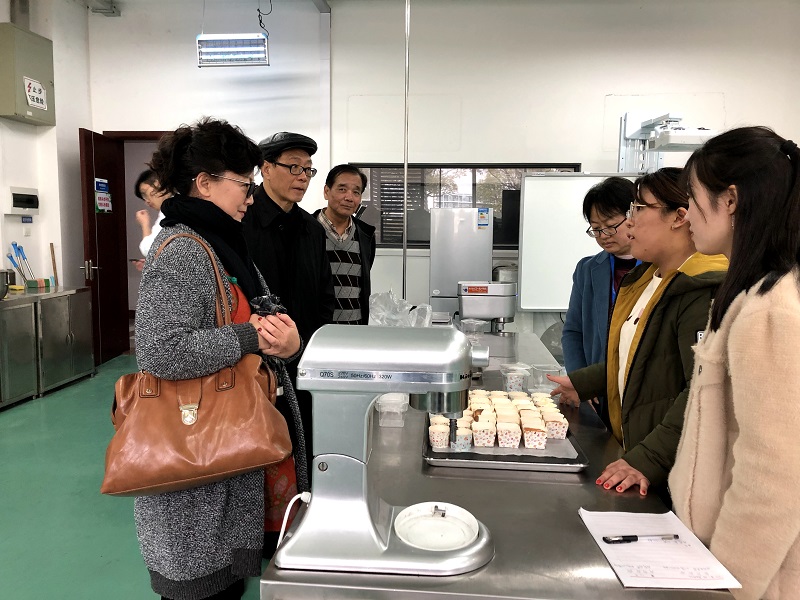 2.表演艺术家赵静 与学生交流.jpg