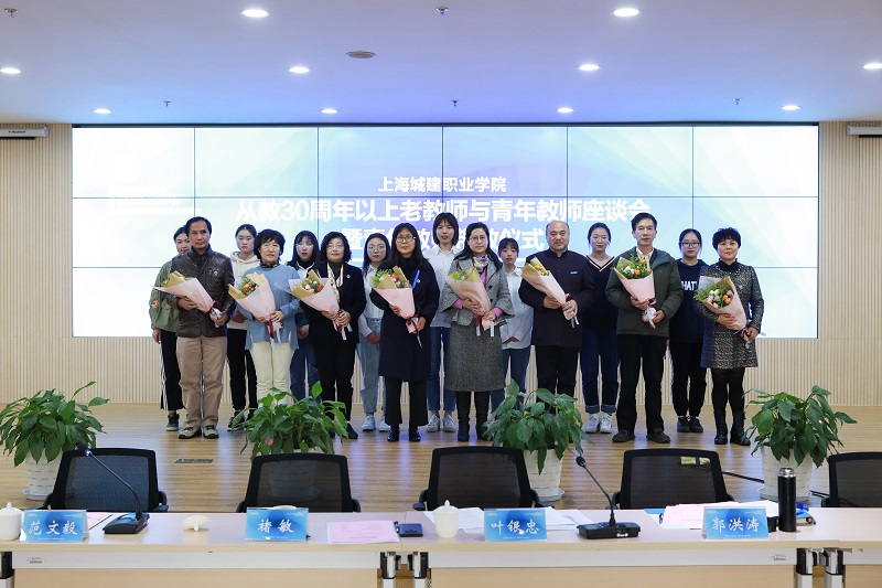 1553484313591189.jpg 青年教师向导师献花合影 - 副本.jpg