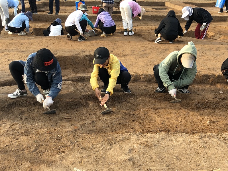 1558675500214617.jpg 17级部分同学正在刮地层.jpg