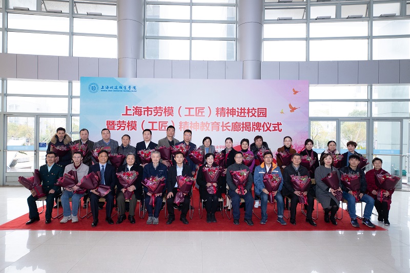 2019劳模导师合影.jpg