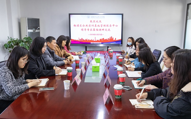 副校长淦爱品出席座谈会并发言1.jpg