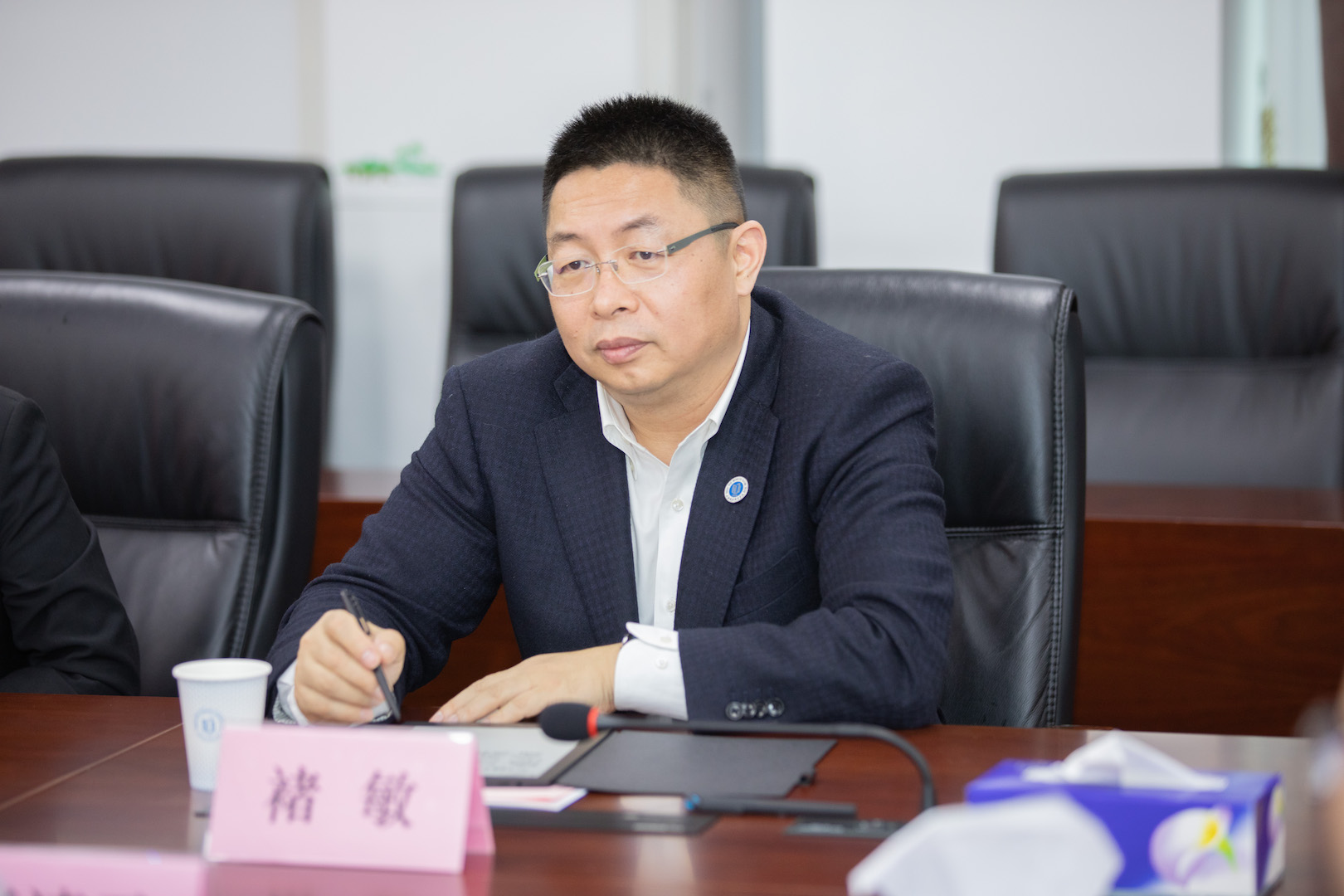 图2：褚敏书记介绍学校办学情况.jpg