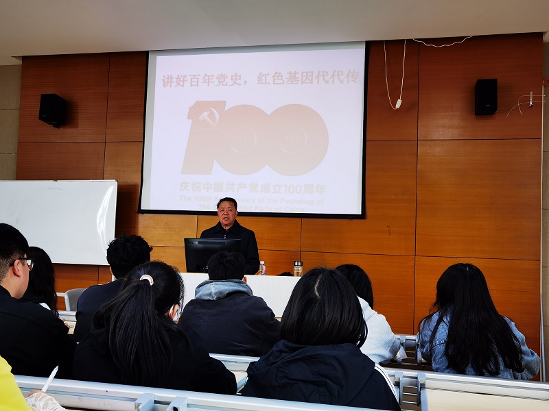 沈明飞劳模在授课 - 副本.jpg