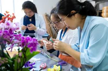 市政与生态工程学院为学校第一次党代会进行胸花制作.jpg