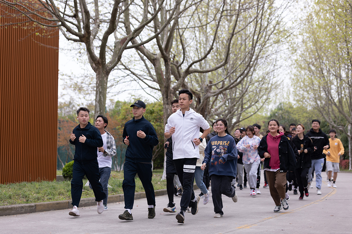 校园跑步的照片图片