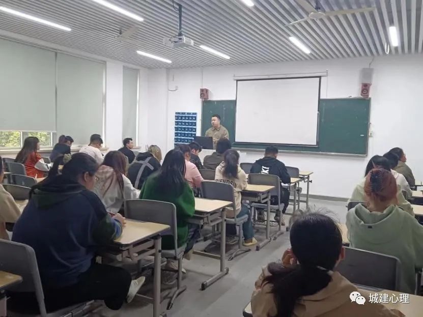 建环学院心理班会.jpg