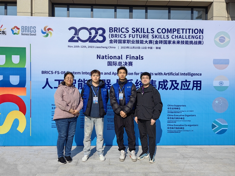 团队照片 - 副本.jpg