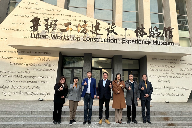 1703055202569981.jpg 参观鲁班工坊建设体验馆 - 副本.jpg