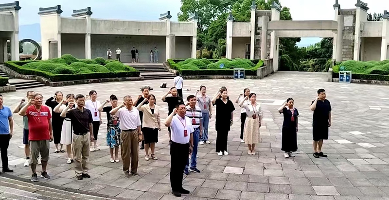 1725512069702695.jpg 在皖南事变烈士陵园宣誓.jpg