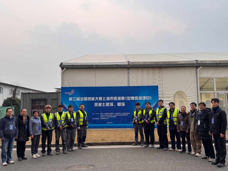全体参赛选手与裁判组、场地经理 - 副本.jpg