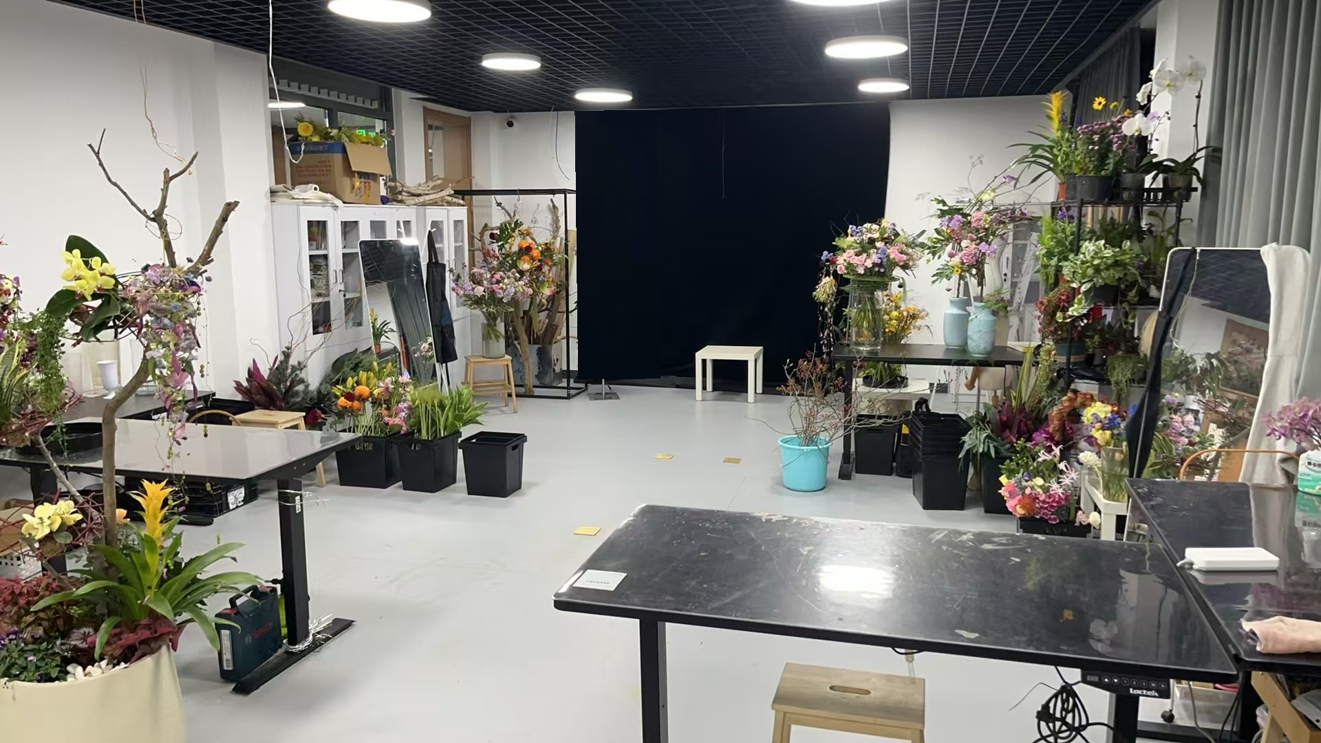 1760162685751173.jpg 花艺实训室照片1.jpg