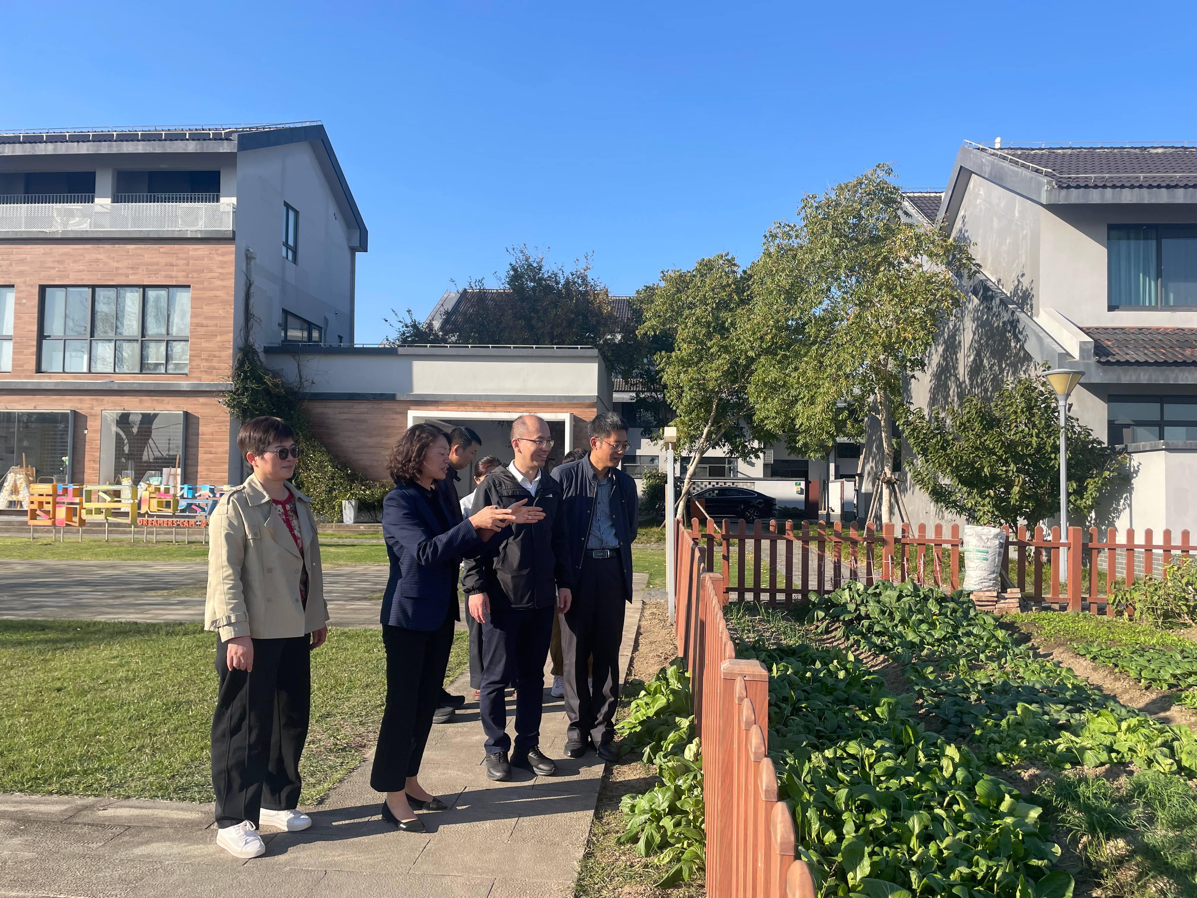 25.11.21与上海现代化工马院调研金山区水库村-参观环节(1).jpg