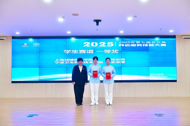 领导颁奖（仓平） - 副本.jpg