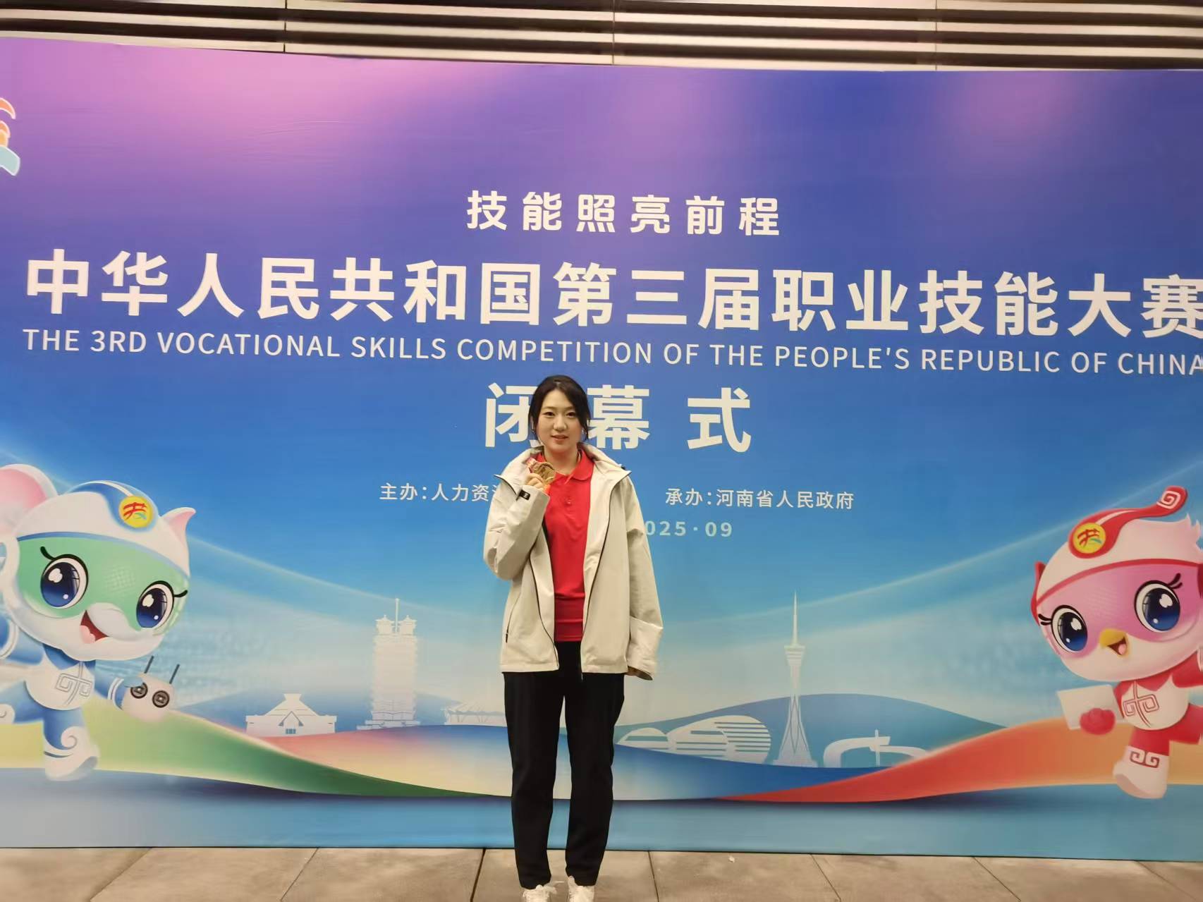 我校选手获第三届全国职业技能大赛轻工行业选拔赛花艺项目冠军.jpg