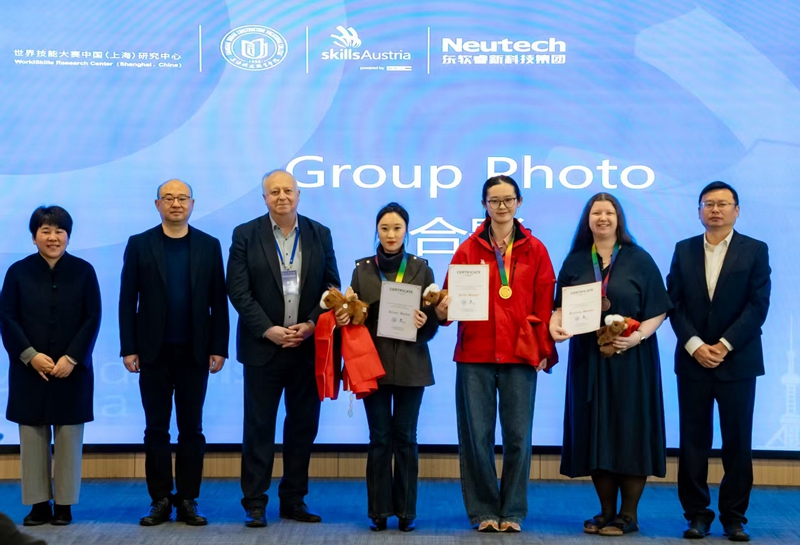 1773812773980219.jpg 颁奖 - 副本.jpg