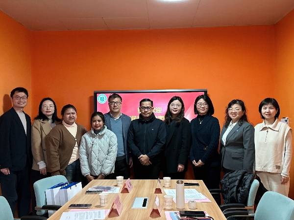 20260318泰国民武里技术学院留学师生欢迎交流会合影留念.jpg