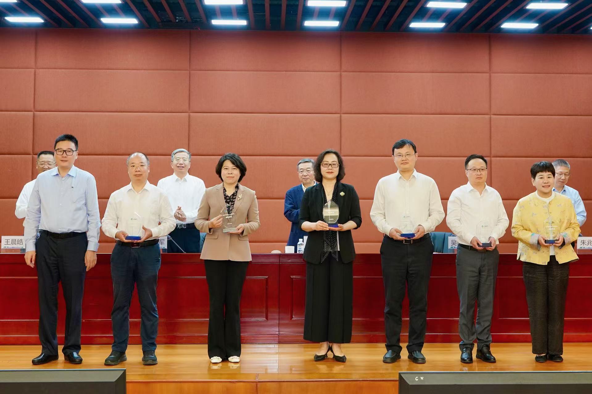 1779435566426657.jpg 20260522学校获得上海电气智能制造技能人才培养联盟成员授牌-2.jpg