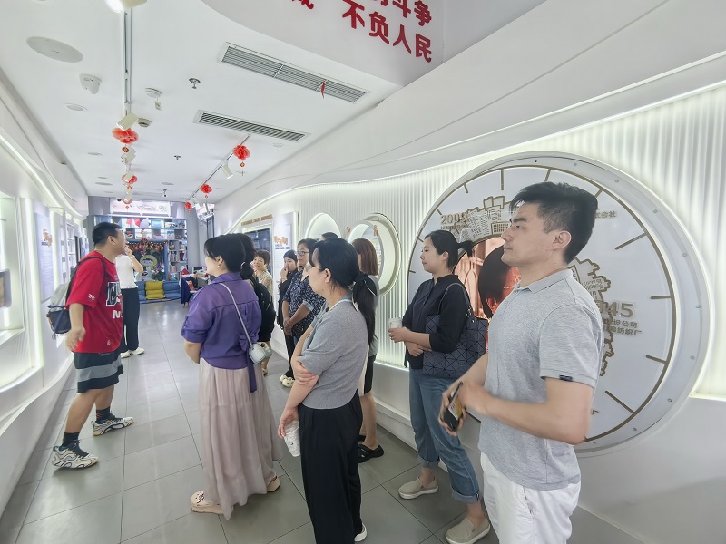 1783565486856768.jpg 参观定海街道时尚中心党群服务站111.jpg