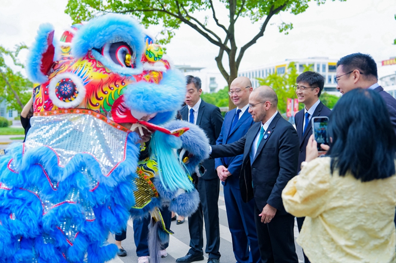 图2--新加坡教育部、新加坡驻上海总领事馆、南洋理工学院代表团来访并举行校际签约仪式.jpg