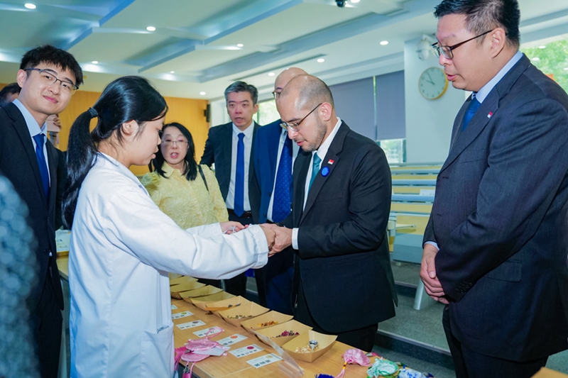 图1--新加坡教育部、新加坡驻上海总领事馆、南洋理工学院代表团来访并举行校际签约仪式.jpg