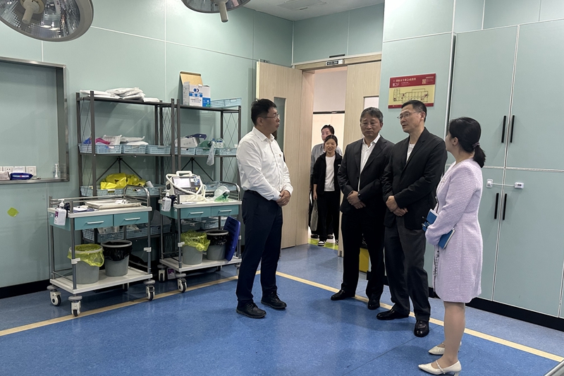 健康学院实训室参观.jpg
